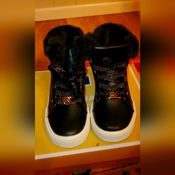MK Shoes - Picture 1 of 6